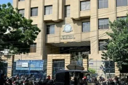 طلاب طب أفغان يلجأون للقضاء في باكستان لمنع طردهم