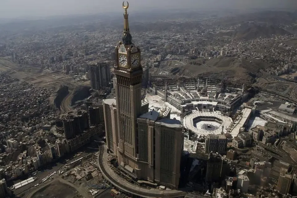 السعودية تحذر من أن مكة خط أحمر بعد حادثة طائرة مسيرة للحوثيين