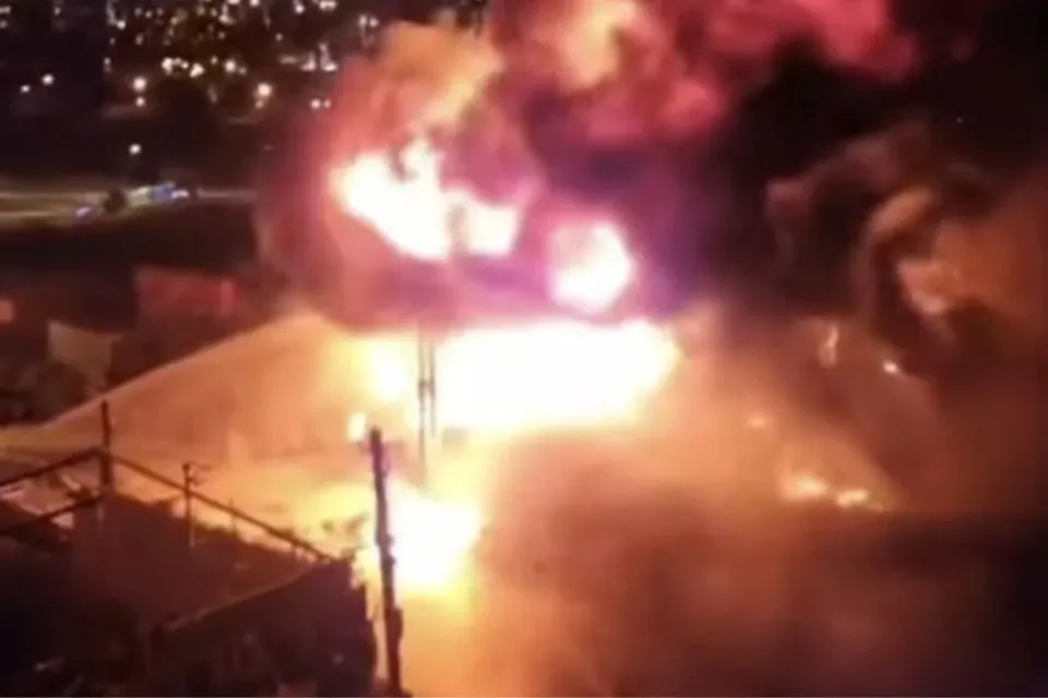 اندلاع حرائق في متاجر بقرية صور باهر بالقدس الشرقية بعد مواجهات