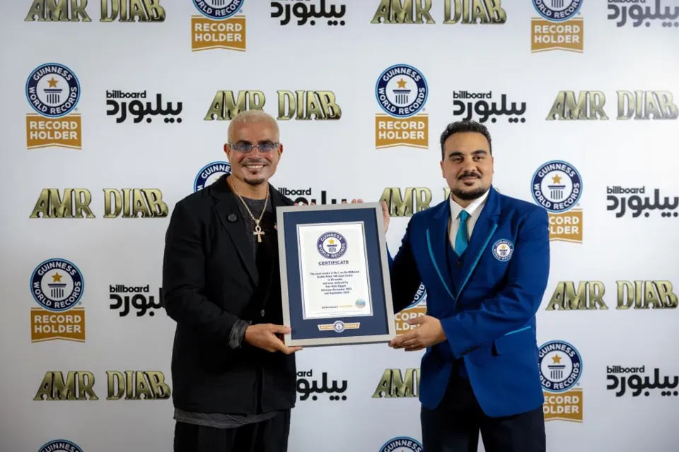 عمرو دياب يصنع التاريخ بـ 69 أسبوعاً في صدارة قائمة بيلبورد عربية