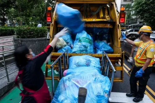 Taiwan’s garbage trucks offer classical music and a catch-up