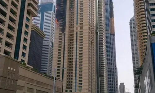الشرطة تبدأ التحقيق في حريق مرسى دبي