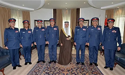 وزير الداخلية يقلد عدداً من كبار ضباط الوزارة أوسمة