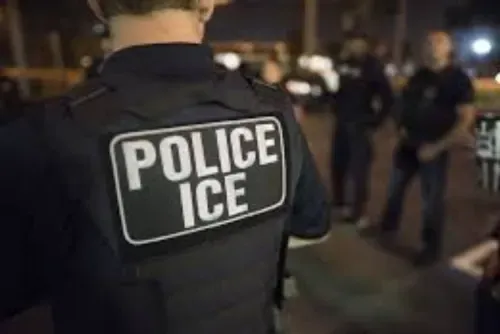 توجيه اتهامات لعميل في إدارة الهجرة والجمارك في حادثة إطلاق نار على مهاجر خلال حملة أمنية في مينيابوليس