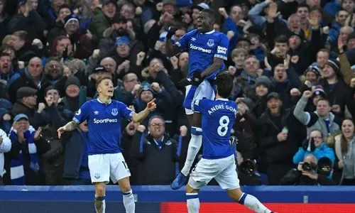 كورت زوما يقود إيفرتون إلى النصف العلوي من جدول الترتيب