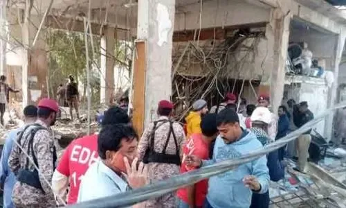 مقتل 10 أشخاص وإصابة العشرات في انفجار بكراتشي