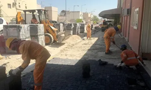 بدء أعمال رصف الطرق في مدينة عيسى