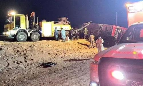 مصرع 3 وإصابة 30 آخرين في انقلاب حافلة بعد اصطدامها بجمل في السعودية