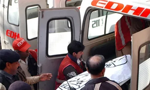 مقتل 11 شخصاً في سقوط حافلة بباكستان
