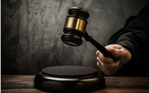 امرأة متهمة بالاعتداء على ثلاثة من رجال الأمن