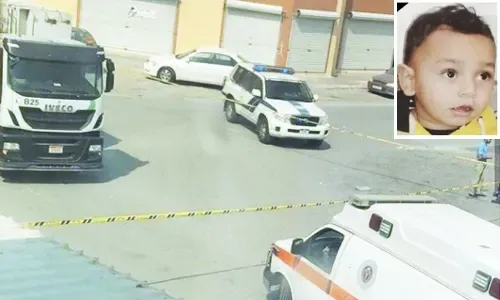 وفاة طفل في الرابعة من عمره بعد أن دهسته شاحنة يقودها سائق غير مبالٍ