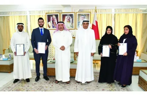 Muharraq Governor Honors Employees for Academic Excellence