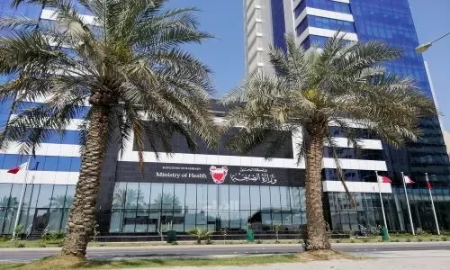 منشأة سياحية في المحرق تواجه إجراءات قانونية بسبب إقامة تجمعات