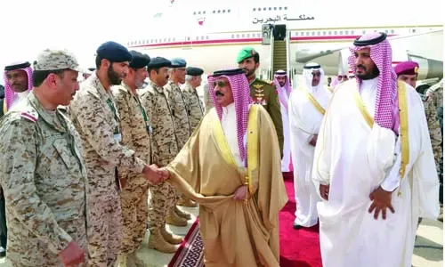 عاهل البلاد يتلقى استقبالاً حافلاً في المملكة العربية السعودية