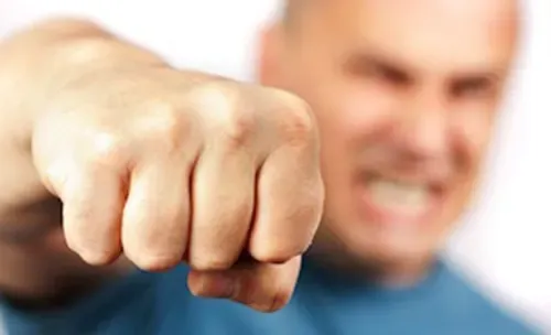 محكمة بحرينية تسجن رجلاً اعتدى على جاره