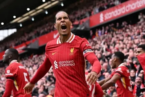ليفربول يقترب خطوة إضافية من لقب الدوري الإنجليزي بفضل هدف فان دايك المتأخر