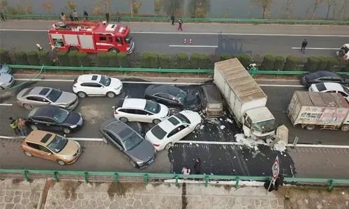 مصرع 18 شخصاً في حادث تصادم مروع على طريق سريع في الصين