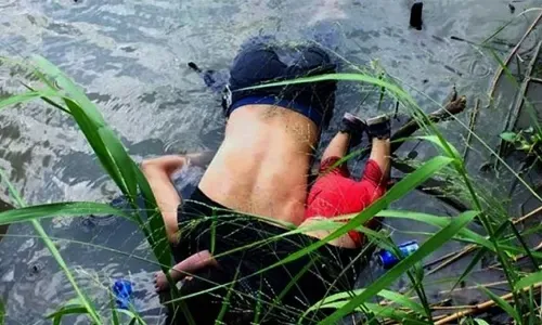 صور لمهاجر وطفلته غرقا تثير غضباً واسعاً