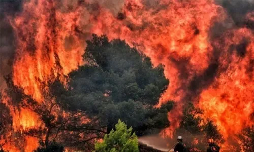 حريق غرب أثينا لا يزال مشتعلاً وفرق الإطفاء تنجح في إنقاذ قرية