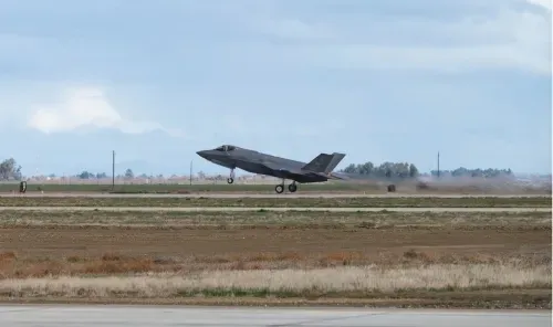 تحطم مقاتلة تابعة للبحرية الأمريكية من طراز F-35 في كاليفورنيا ونجاة الطيار