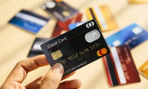 اتهام صيني باستخدام بطاقات ائتمان مزورة