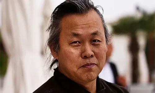 وفاة المخرج السينمائي الكوري الجنوبي كيم كي دوك عن عمر يناهز 59 عاماً بسبب كوفيد-19