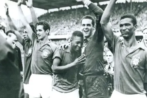 سوذبيز تعرض قميص بيليه الذي ارتداه في كأس العالم 1958 للبيع في مزاد