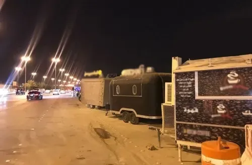 إصدار أوامر بإخلاء أكثر من 50 شاحنة طعام من شارع الاستقلال