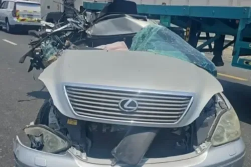 وفاة أم ورضيعتها في حادث اصطدام سيارة بشاحنة متوقفة في الإمارات