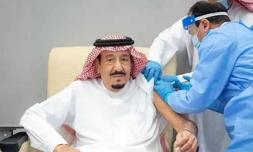 خادم الحرمين الشريفين يتلقى الجرعة الأولى من لقاح كورونا