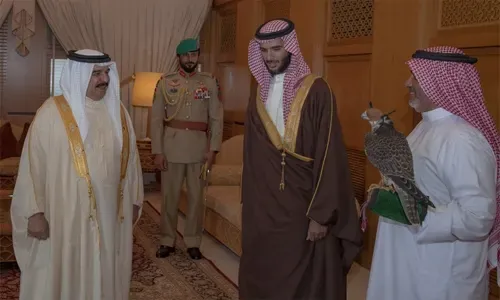 جلالة الملك يتسلم صقراً بحرينياً من نوع شاهين