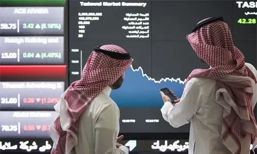 أسهم البنوك تعزز معظم أسواق الخليج