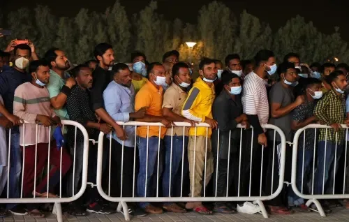 قطر ترحل عمالاً وافدين بعد احتجاجهم على عدم دفع الأجور