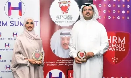 أسري تفوز بجائزتين في مجال تنمية الموارد البشرية