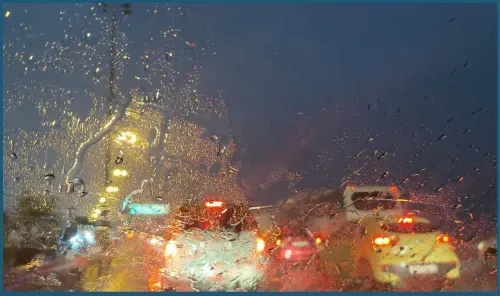 البحرين تشهد انخفاضاً مفاجئاً في درجات الحرارة مصحوباً بأمطار ورياح قوية
