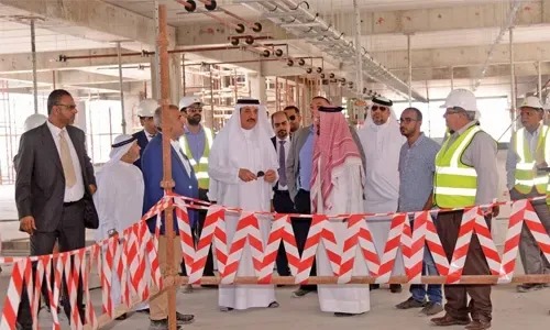 الوزير يقوم بزيارات مفاجئة للتفتيش على الالتزام بحظر العمل وقت الظهيرة