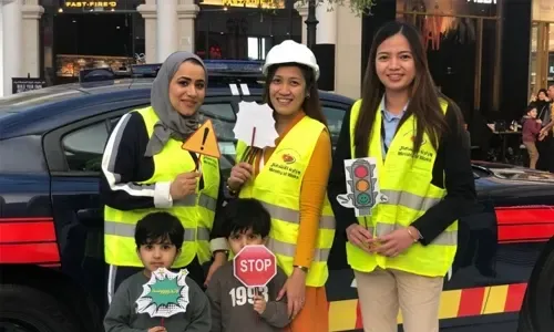 إشارات ضوئية خضراء وامضة في الطريق