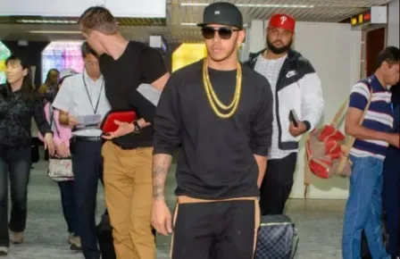 HAMILTON, BUTTON AMONG FIRST F1 STARS TO ARRIVE IN BAHRAIN