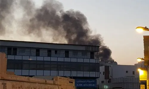 اندلاع حريق في كراج بمنطقة سلماباد