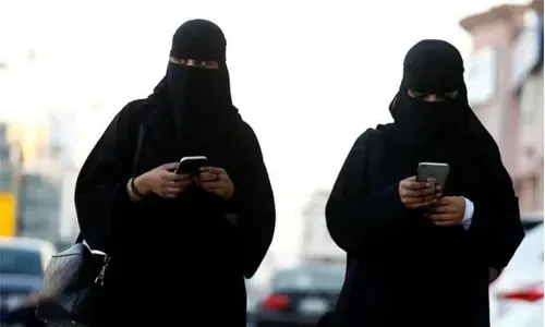 رجل دين سعودي بارز: لا يتعين على النساء السعوديات ارتداء العباءة