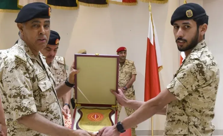 رئيس هيئة الأركان يشهد حفل تخريج دورات للضباط المتخصصين
