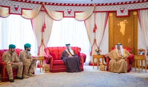 جلالة الملك حمد يستعرض التطورات الإقليمية مع قادة الأمن في البحرين