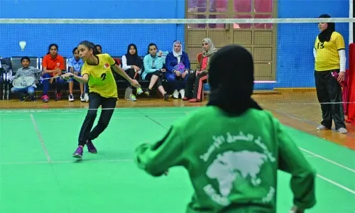 المدرسة الهندية تفوز بلقب تنس الريشة