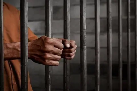 السجن عاماً لآسيوي بتهمة تهريب مواد مخدرة