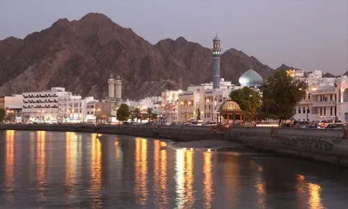 عُمان تعلن حظر الأنشطة التجارية وإلغاء صلاة العيد
