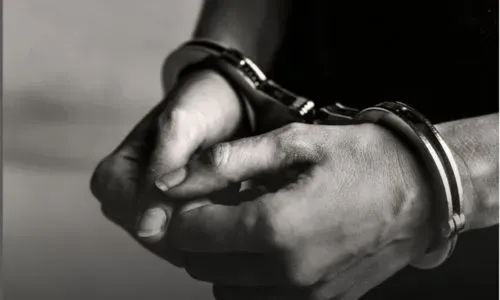 شرطة محافظة العاصمة تقبض على مشتبه به في قضية احتيال وسرقة 5800 دينار