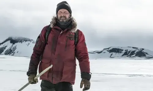 فيلم Arctic: مادس ميكلسن يضفي لمسة من الرجولة الجذابة على قصة البقاء في الجليد