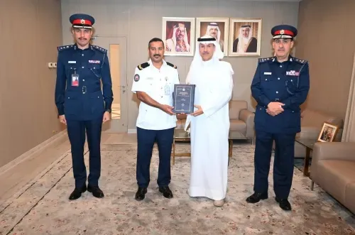 مسؤول بوزارة الداخلية يتسلم نسخة من رسالة ماجستير لموظف بشؤون الجنسية والجوازات والإقامة