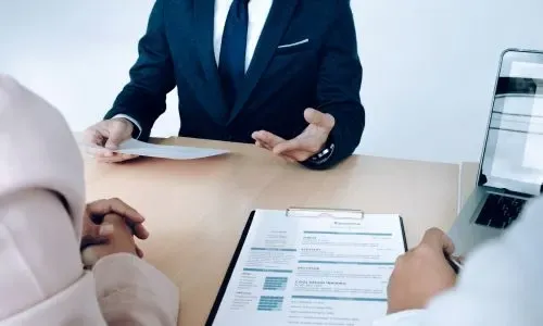 الحكومة ترفض وضع سقف لأسعار استقدام العمالة الوافدة وتكشف عن لوائح أكثر صرامة
