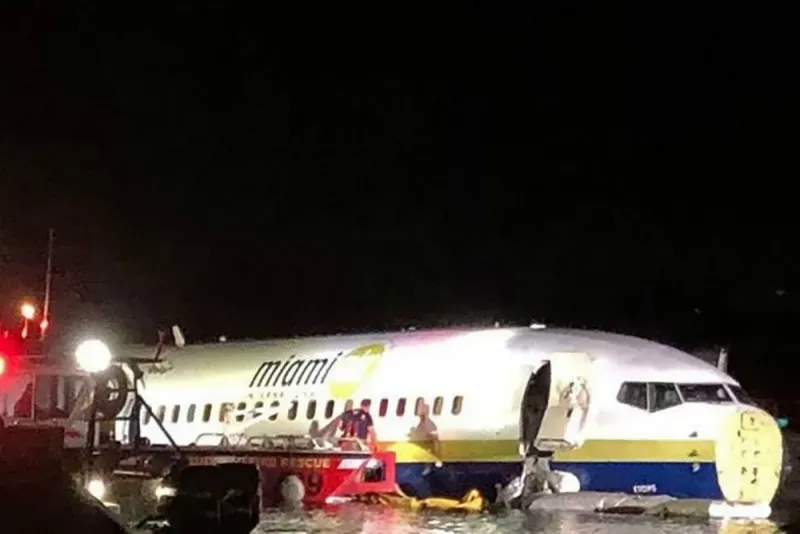 طائرة بوينغ تنزلق إلى نهر في فلوريدا أثناء هبوط اضطراري